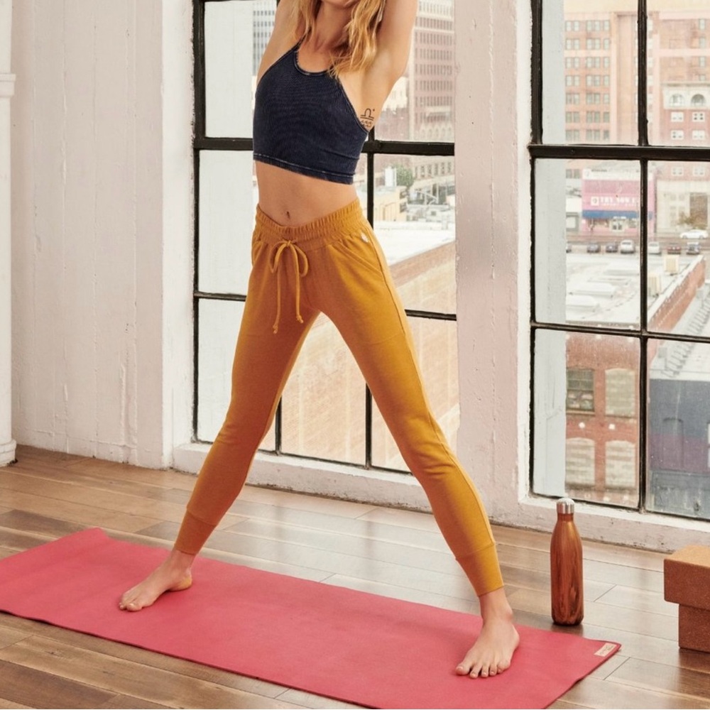 Free People Sunny Skinny
Sweatpant / Golden